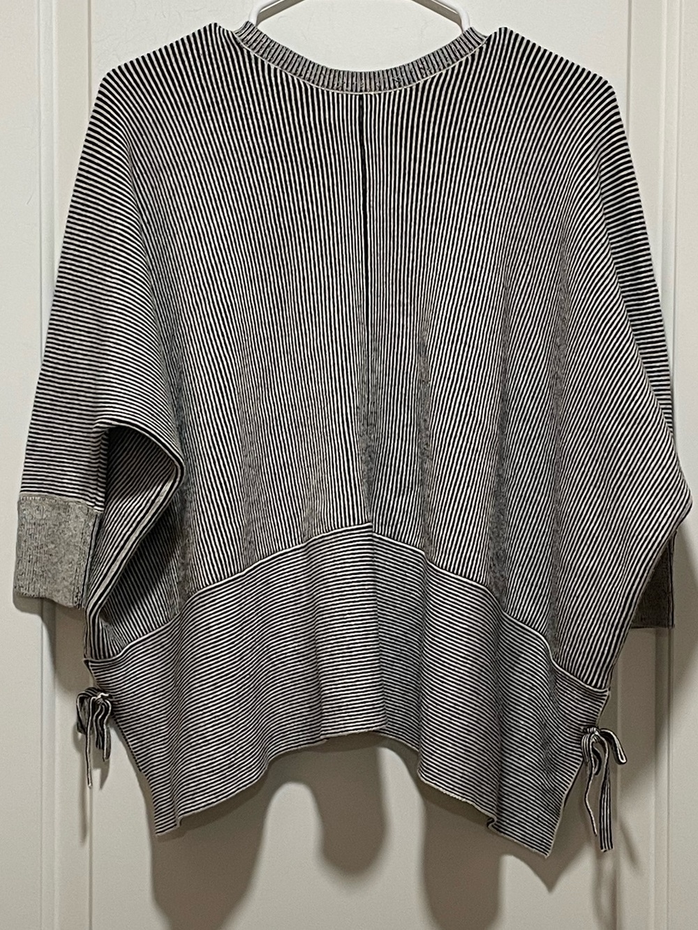 CAbi Cupid’s Cardigan Style 3526 Sz Small Full Zip Side Tie Cardigan Gray Cream - Picture 5 of 13